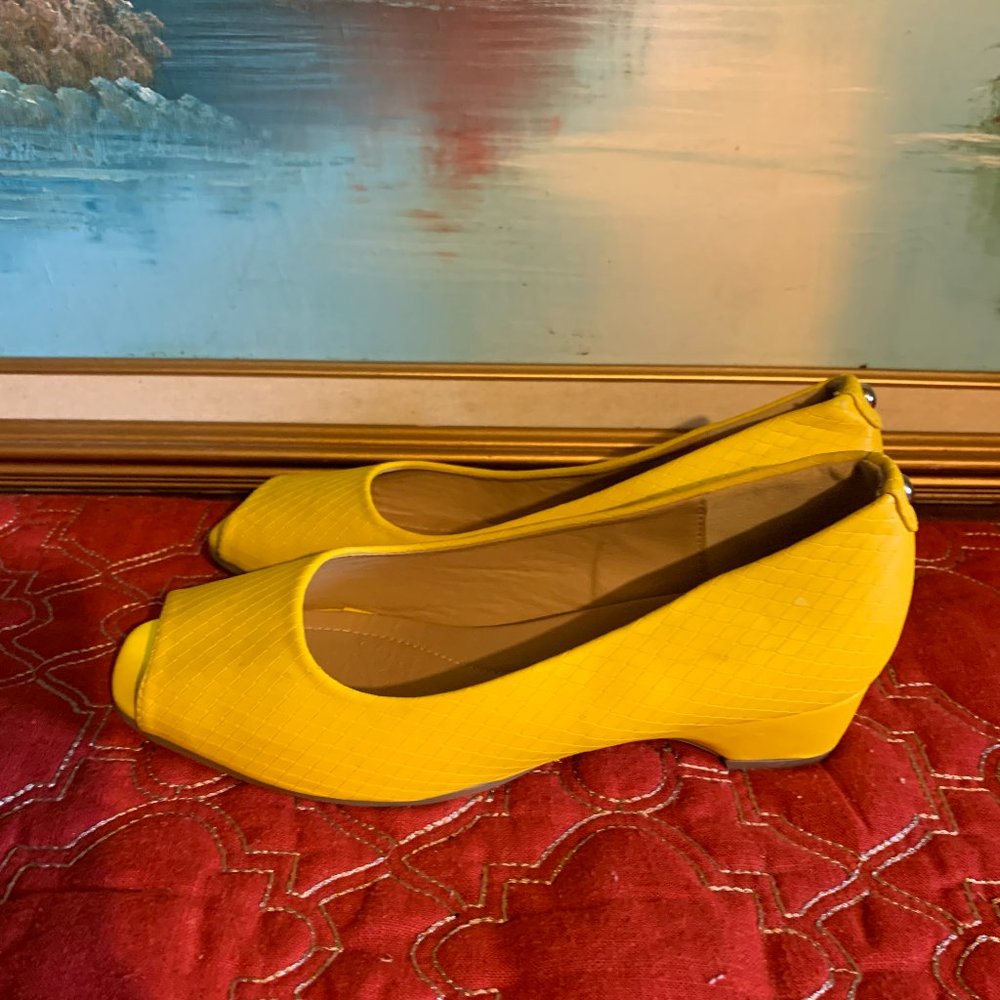 Classique Yellow heels Women's 7.5 - Picture 2 of 9